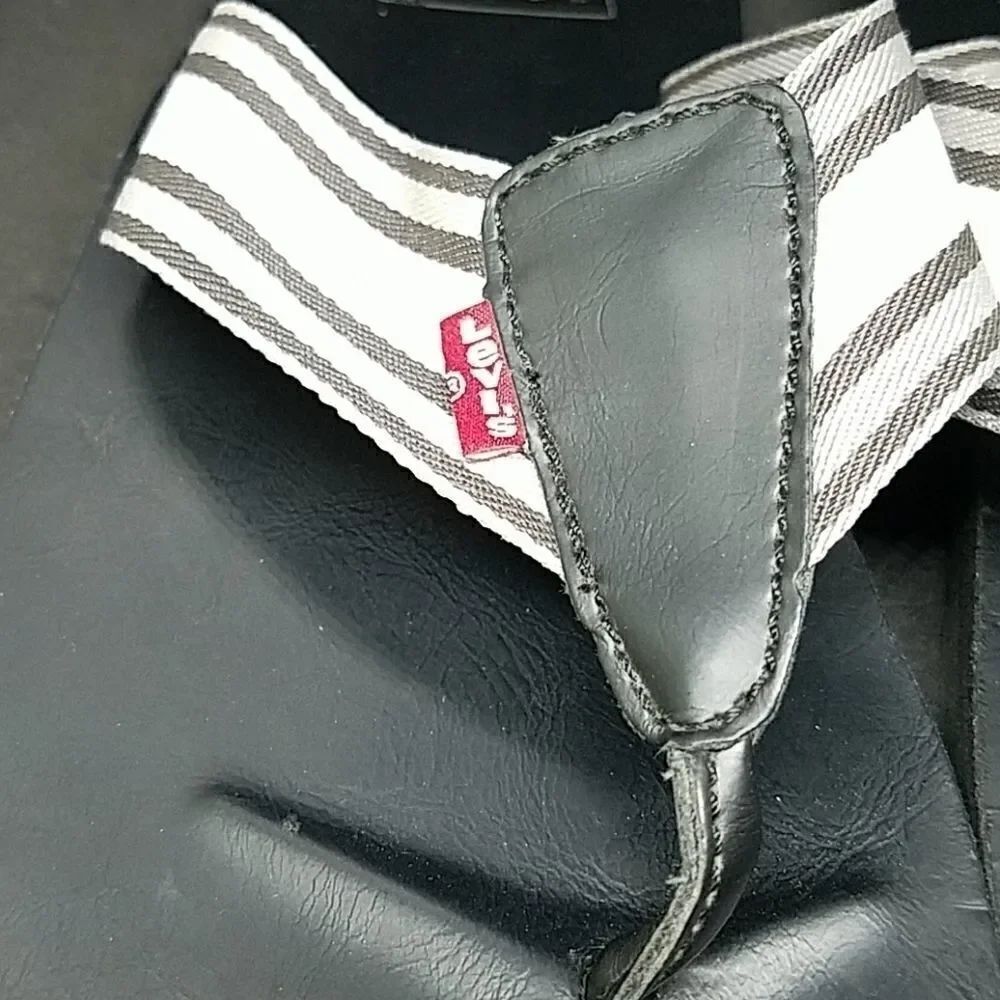 LEVIS Flip Flops    - Picture 2 of 4